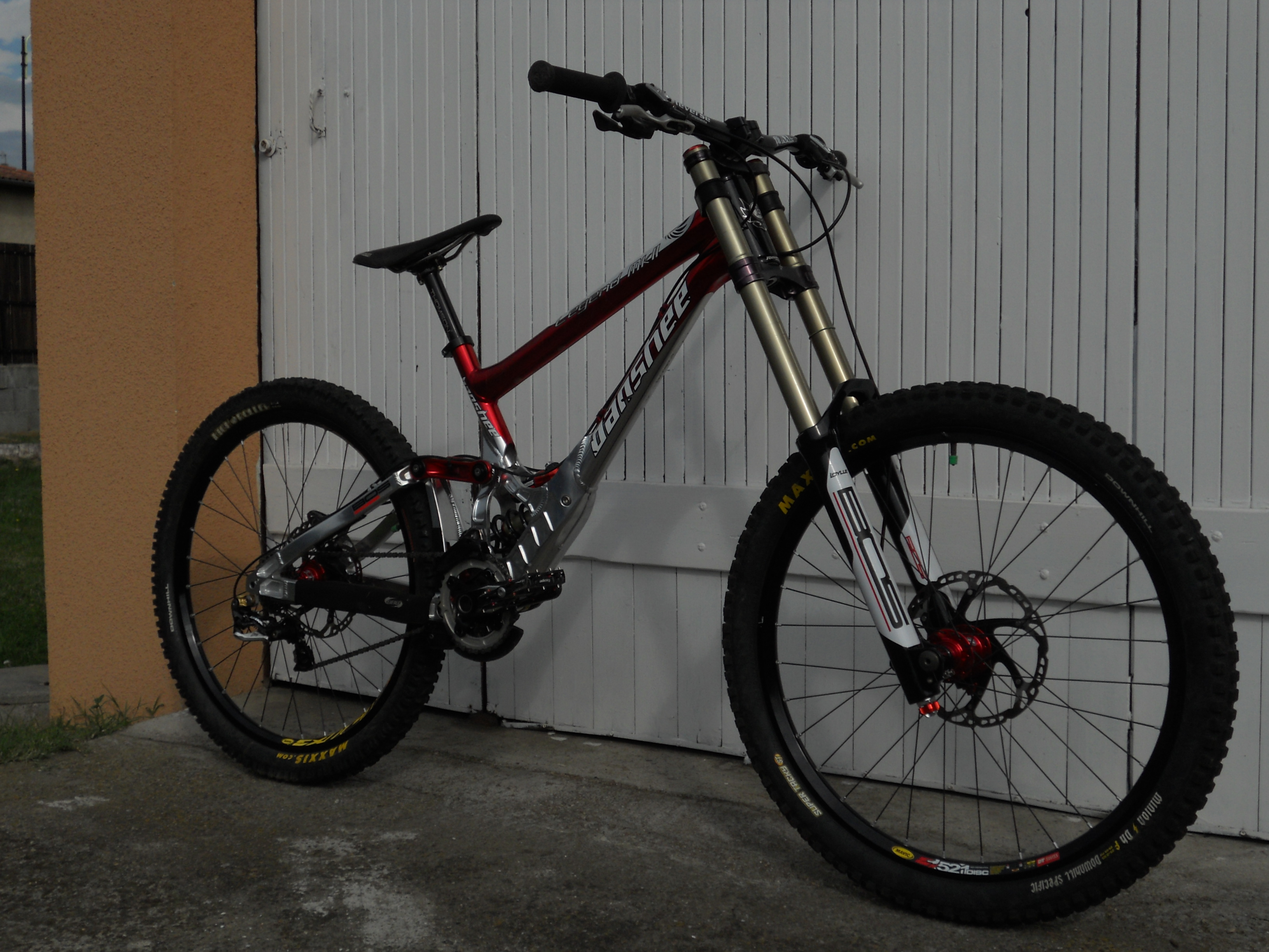 hyper detonate mountain bike