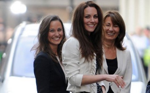 Pippa, Kate e la mamma a Parigi