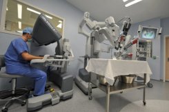 Un patient atteint d'un cancer subit une radiothérapie, à Ahmedabad le 13 décembre 2011