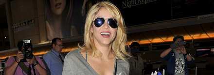 Nouvelles photos de Shakira à laéroport LAX de Los Angeles 1206100556241432129966219 Nouvelles photos de Shakira à laéroport LAX de Los Angeles