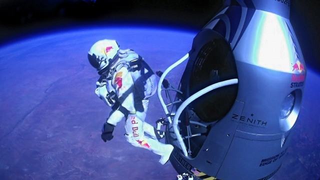Félix Baumgartner - Dimanche 14 octobre 2012 - 1 137 km/h -  39 kms d'altitude dans t) L'ARDECHE MOUN POI 12101512473215299610436738