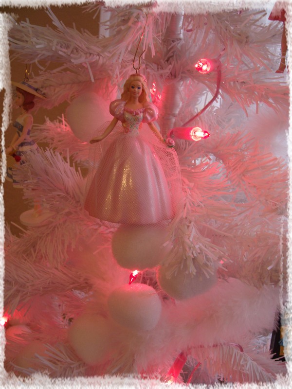 Ma Barbie's room a son sapin de Noël ! 101125102509729707192533