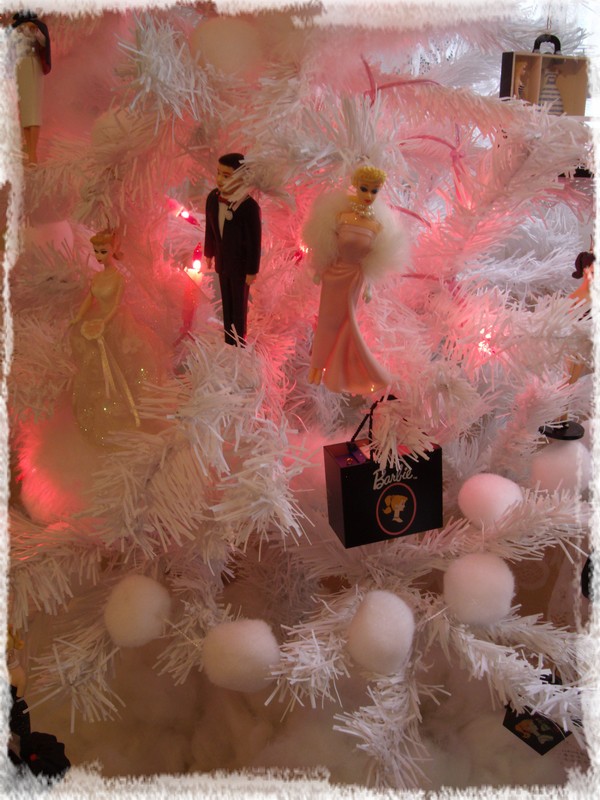 Ma Barbie's room a son sapin de Noël ! 101125102509729707192536