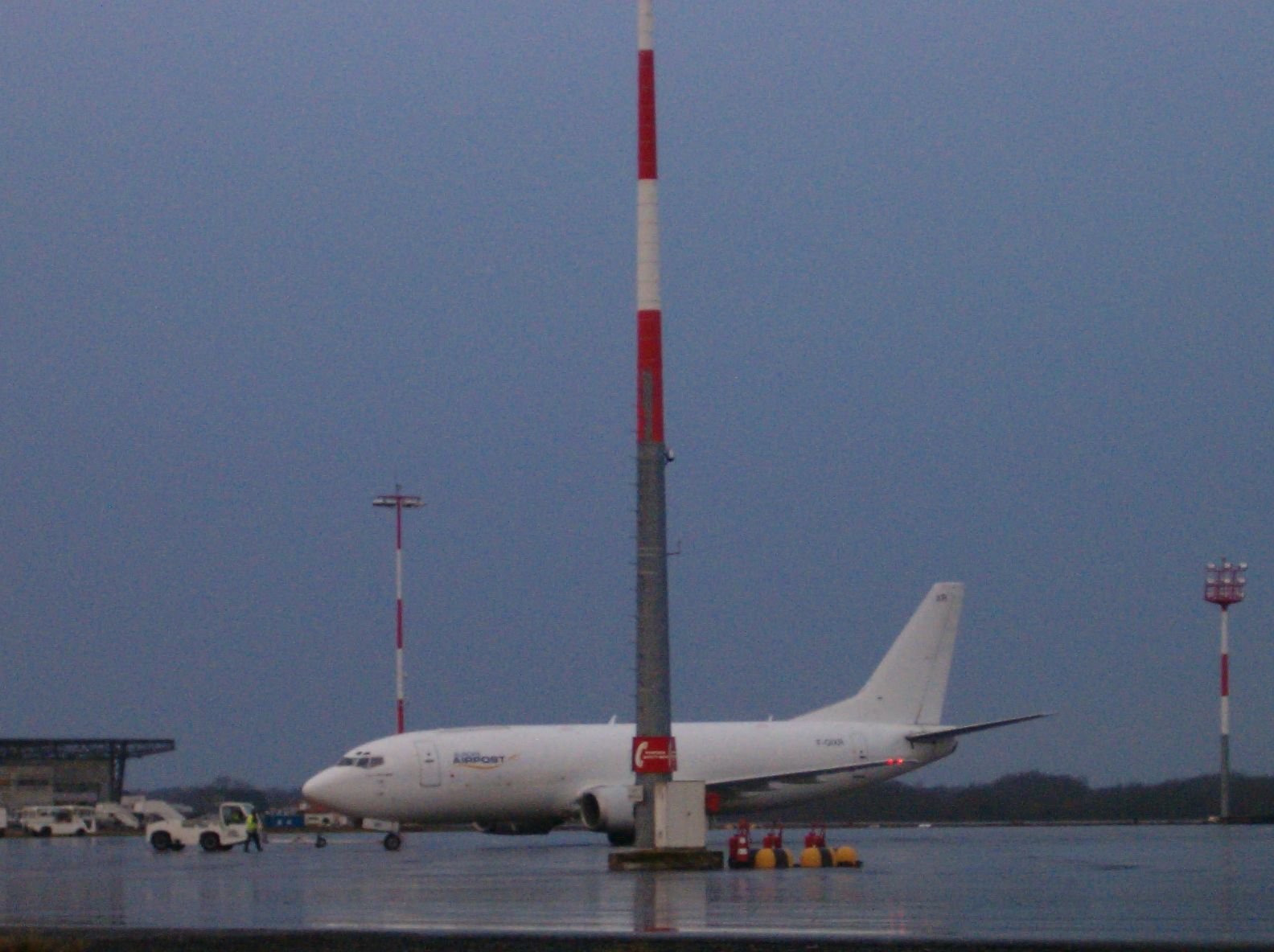 [14/01/2011] Boeing 737-300QC (F-GIXR) Europe Airpost  1101140613411179737468754