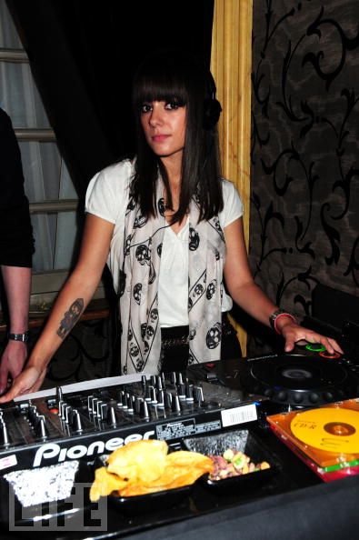 Alizée DJ'ette au Ritz bar - Page 2 1101150711101002457473212