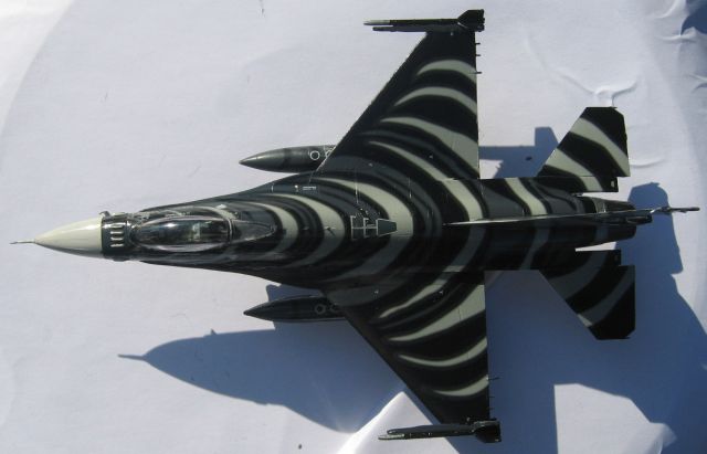 [Revell] 1/72 - General Dynamics F-16A Fighting Falcon - Mlu Tiger Meet 09  1102090320331147377615791