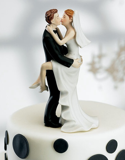 8446-kissing-couple-topper