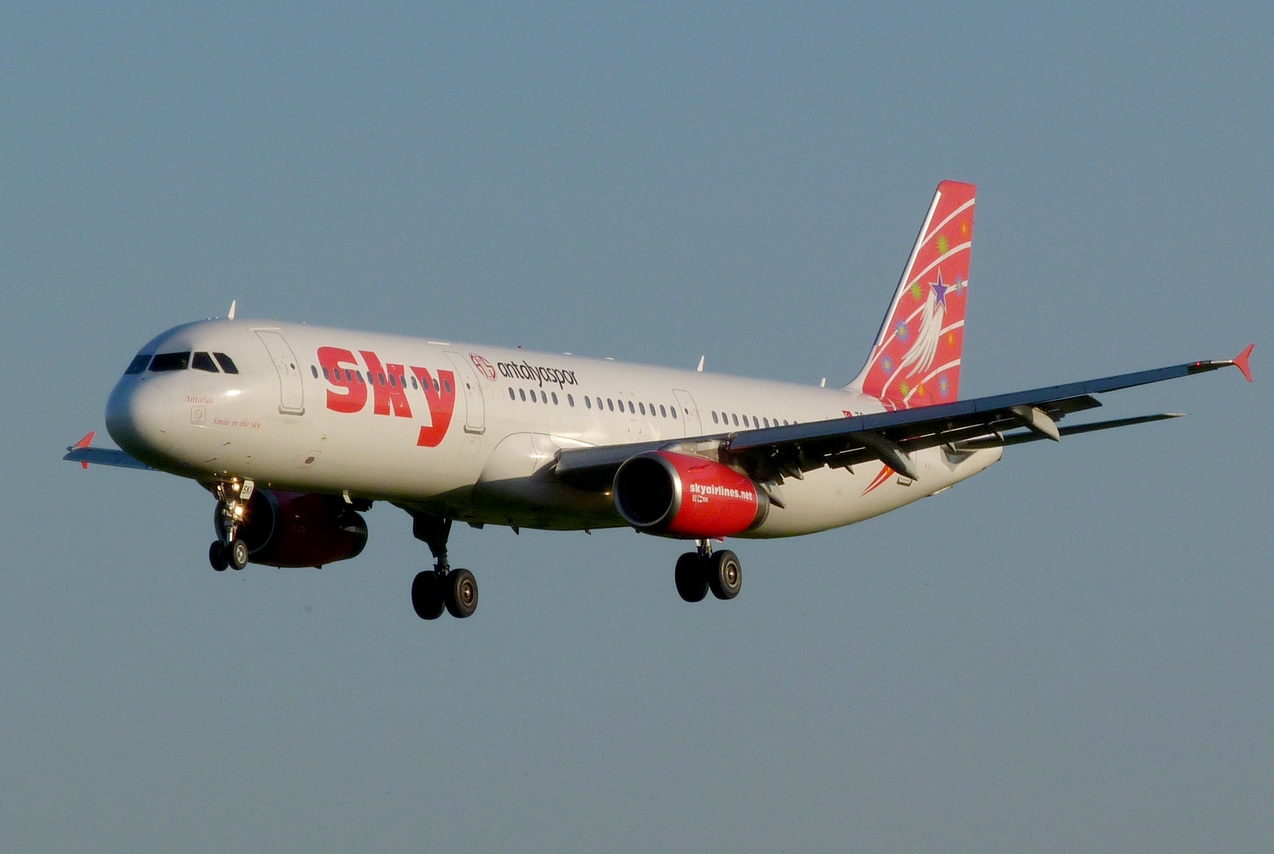 Spotting du 06/04/2011: Doublé Sky Airlines B738 & A321 1104060928491179737950536