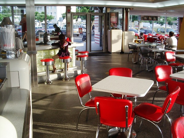 Un McDonald's V-O rétro près de Bordeaux qui vaut le détour  1105210916541289078193661