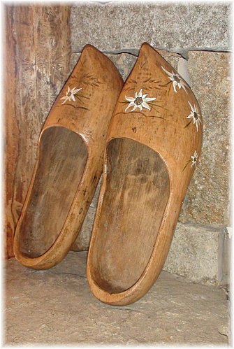 Chaussures et chaussons -Le sabot - suite -et autres(historique,photos) 110530025406136238239530