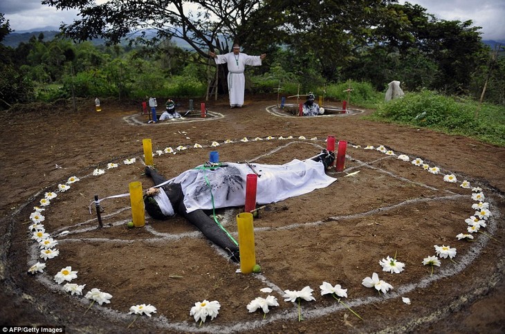 L'exorciste qui guéri les possédés Colombiens 1106030140331278938258905