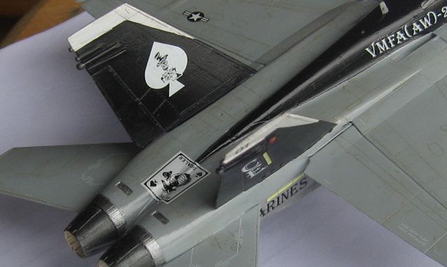 [Academy] 1/72 - McDonnell-Douglas F/A-18D Hornet "US Marines Corps"  - Page 4 1106290547251147378400396