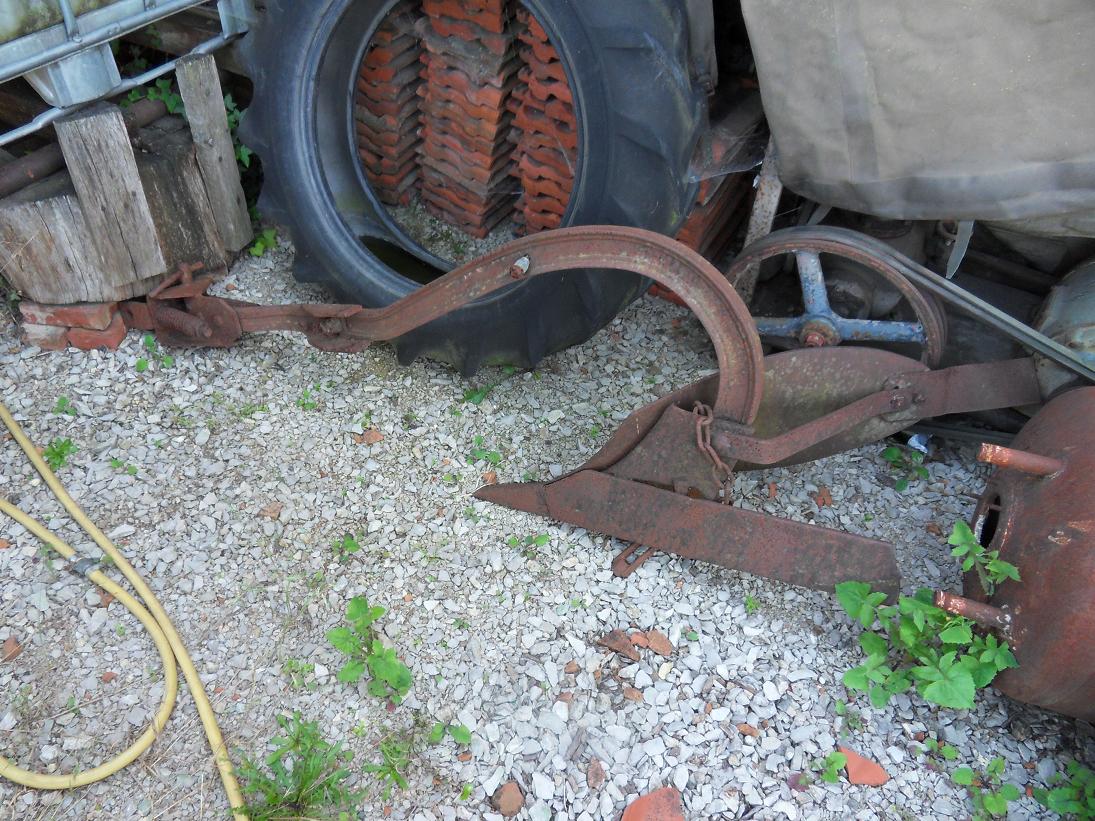 à vendre charrue Farmall Cub type 193 en Moselle (57) 110701093435750738410971