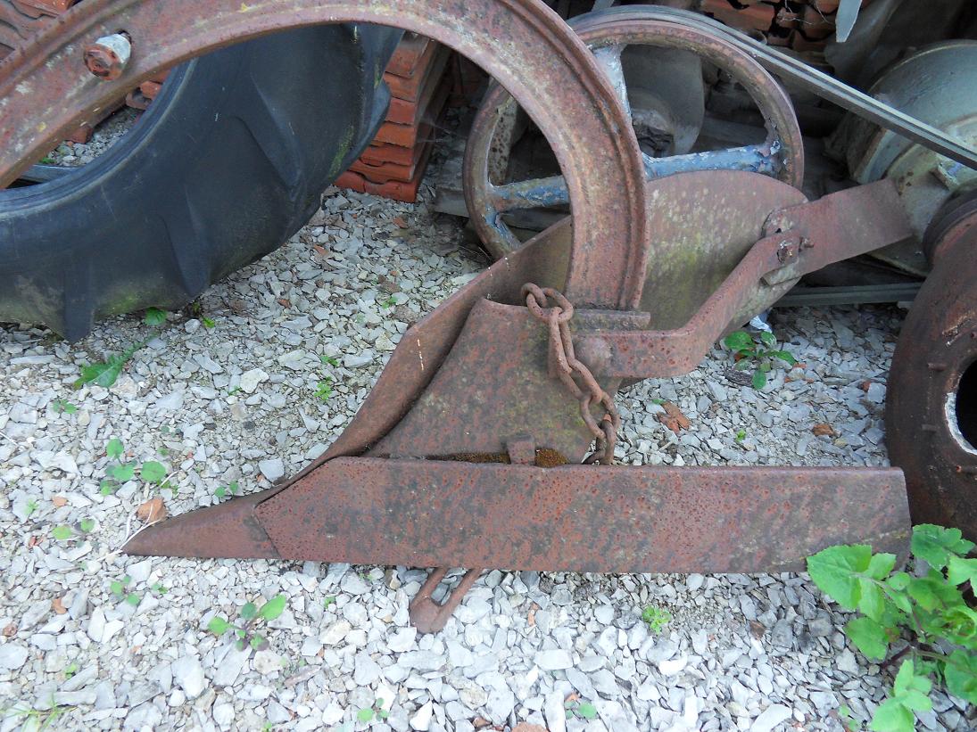 à vendre charrue Farmall Cub type 193 en Moselle (57) 110701093436750738410972