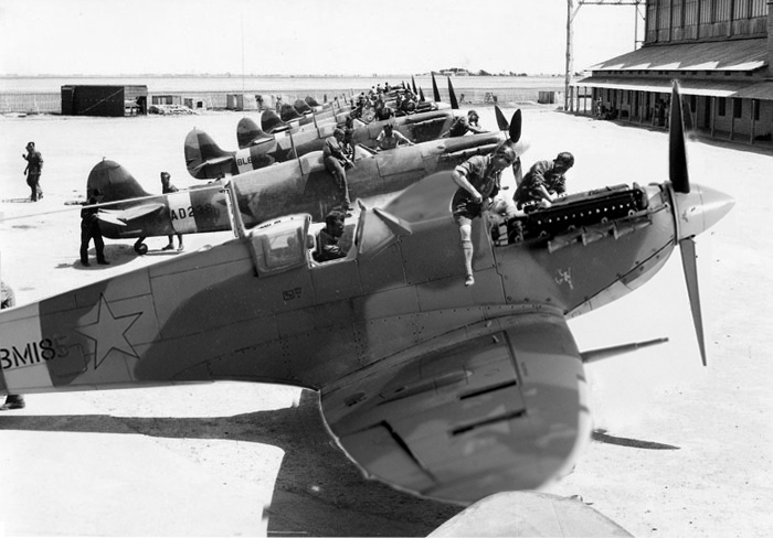 Spitfire MkVb serial No BM185 soviétique Bassora mars 1943 [TAMIYA]  1108210857141124198620440