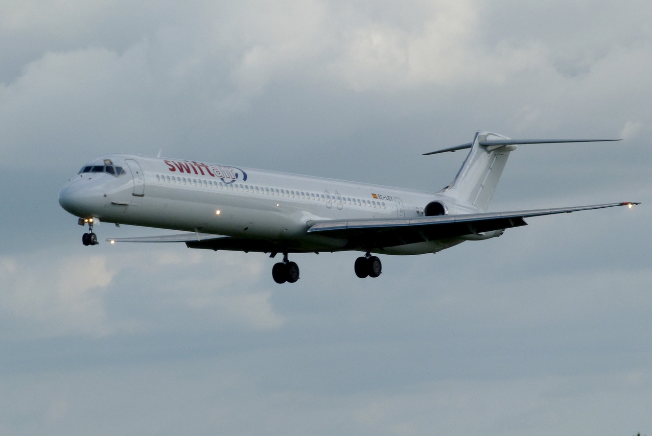 [28.08.2011] McDonnell Douglas 83 (EC-LEY) SwiftAir + Easyjet "Only Lyon" 1108280932261326458656678