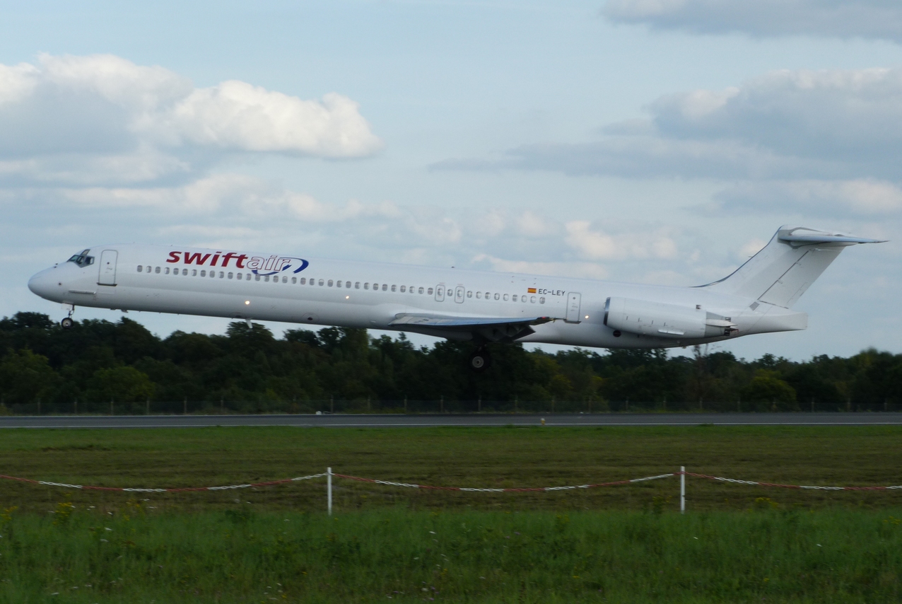 [28.08.2011] McDonnell Douglas 83 (EC-LEY) SwiftAir + Easyjet "Only Lyon" 1108280933371326458656685