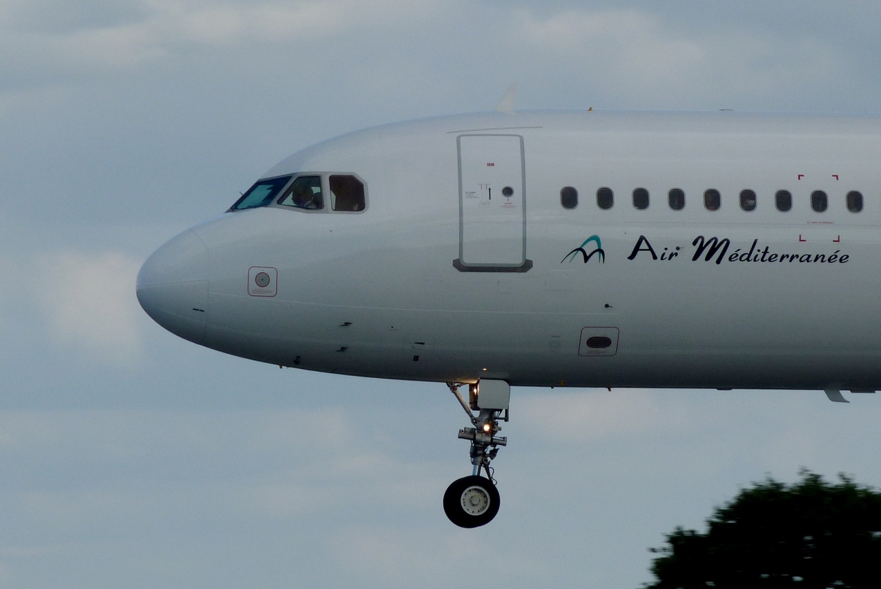 [28.08.2011] McDonnell Douglas 83 (EC-LEY) SwiftAir + Easyjet "Only Lyon" 1108281153021326458657682