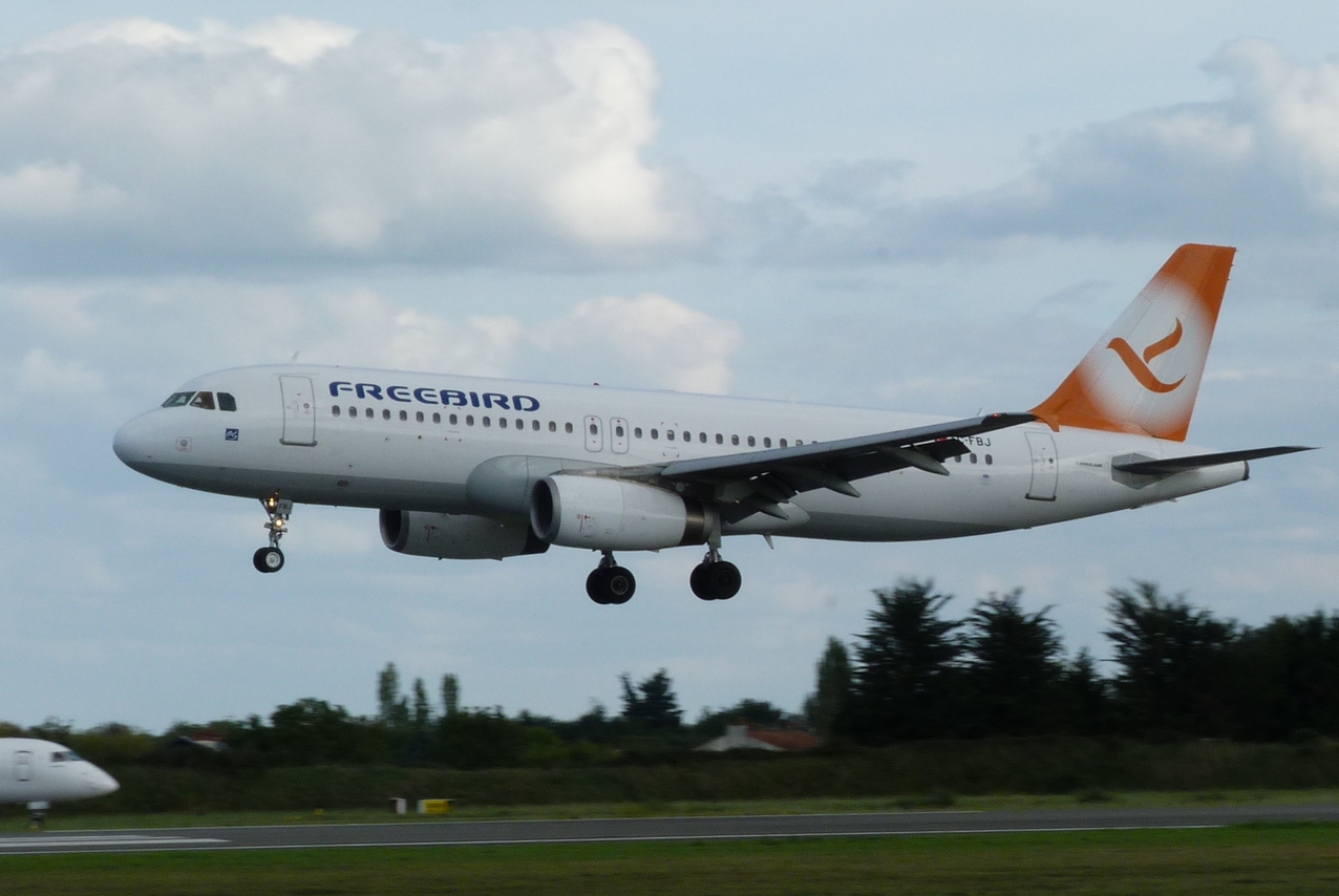 [28.08.2011] McDonnell Douglas 83 (EC-LEY) SwiftAir + Easyjet "Only Lyon" 1108281153021326458657683