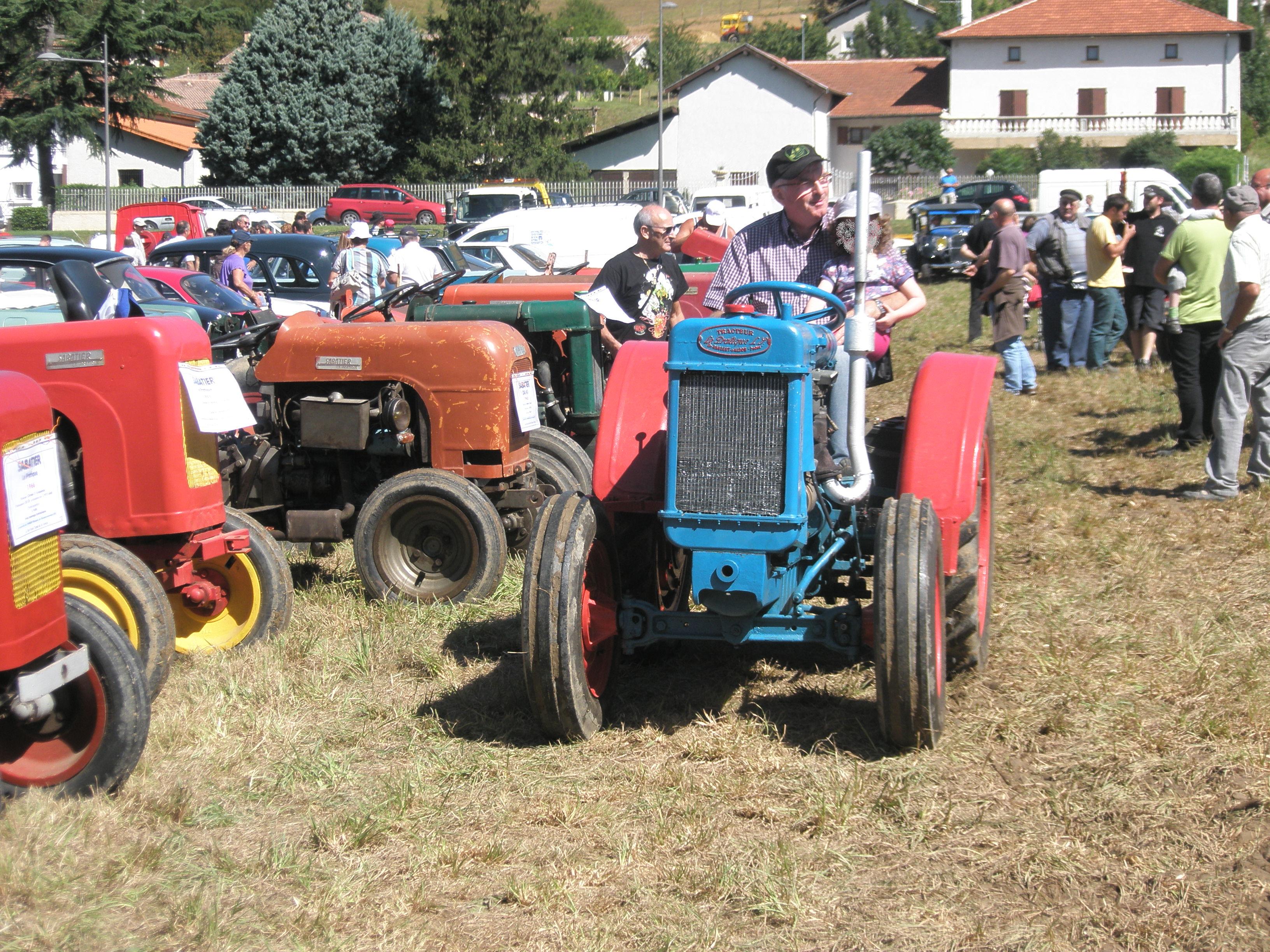 Concentration de tracteurs SABATIER le 28 Août 2011 à VERNIOZ (38) 110831021648514748669734