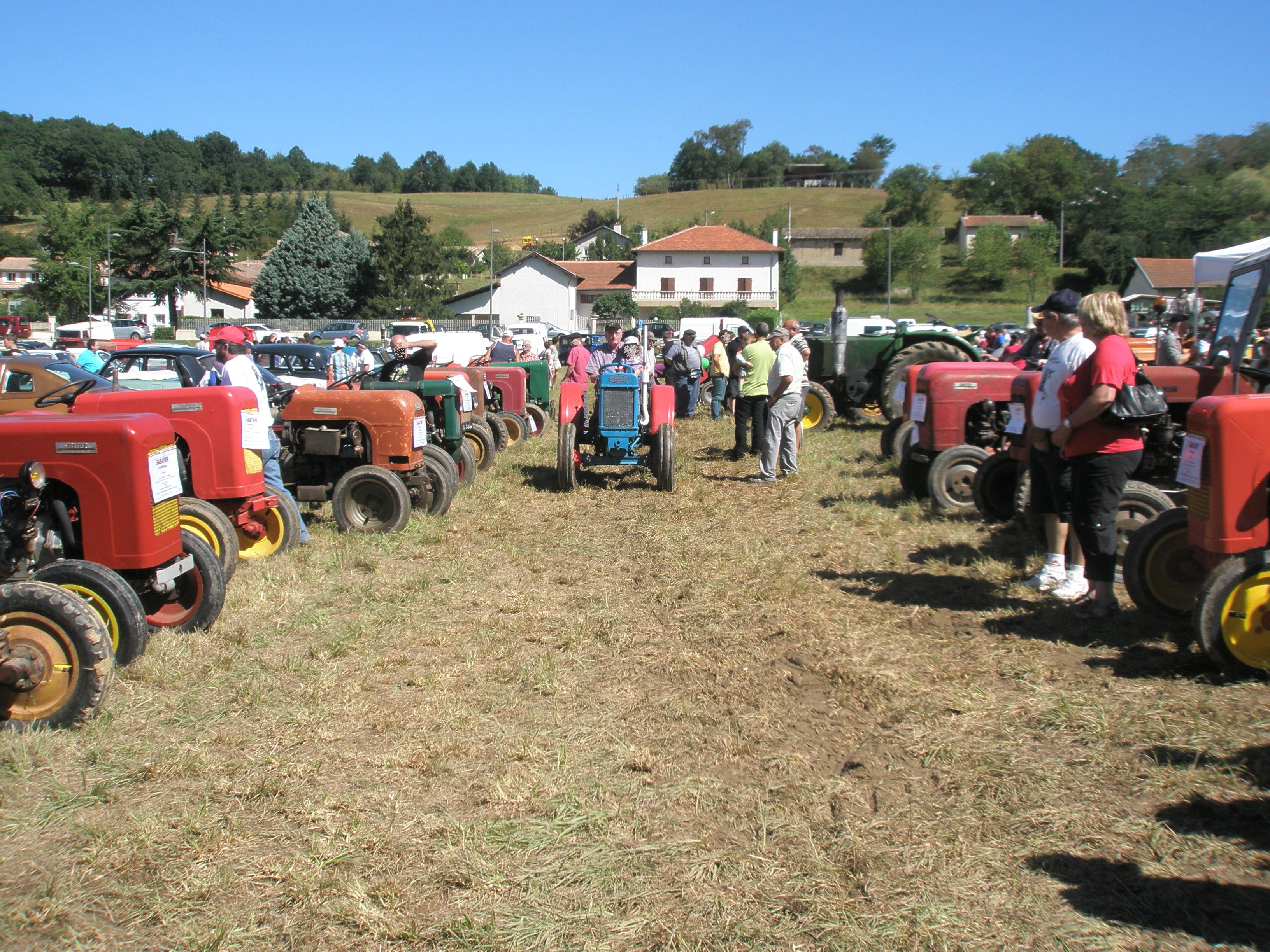 Concentration de tracteurs SABATIER le 28 Août 2011 à VERNIOZ (38) 110831021719514748669740