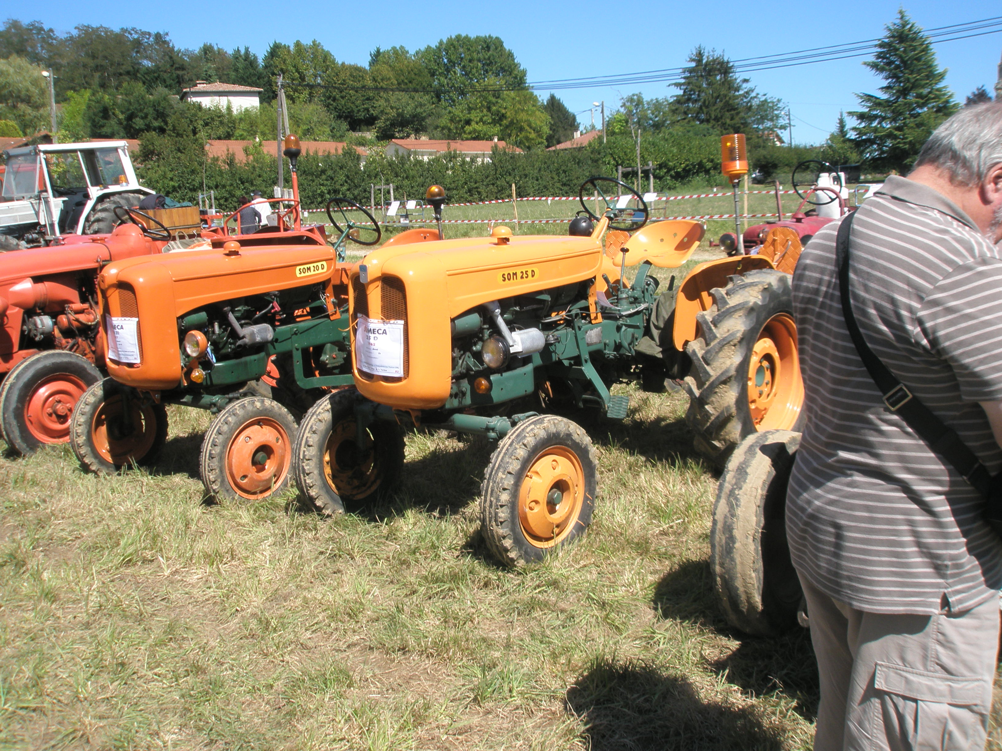 Concentration de tracteurs SABATIER le 28 Août 2011 à VERNIOZ (38) 110831052723514748670661