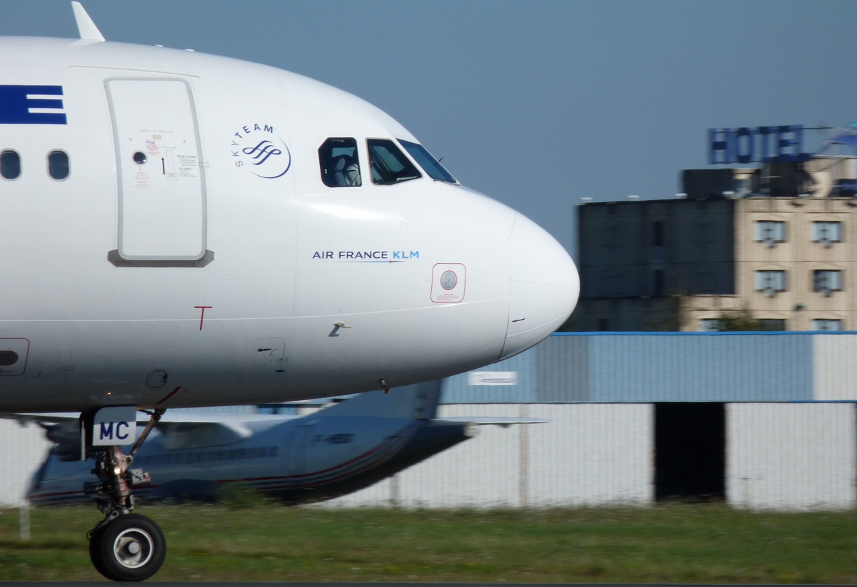 [02.09.2011] Boeing 737-800w (TC-JGO) Anadolujet + Boeing 777-200LR (F-OLRA) Air Austral 1109031252131326458682958