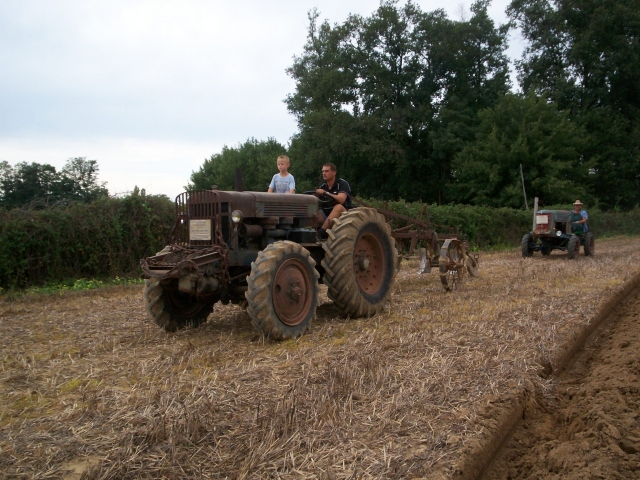 CURTAFOND (01) 4em Concours de labour tracteurs anciens le 11/09/2011 110917100009819118757512