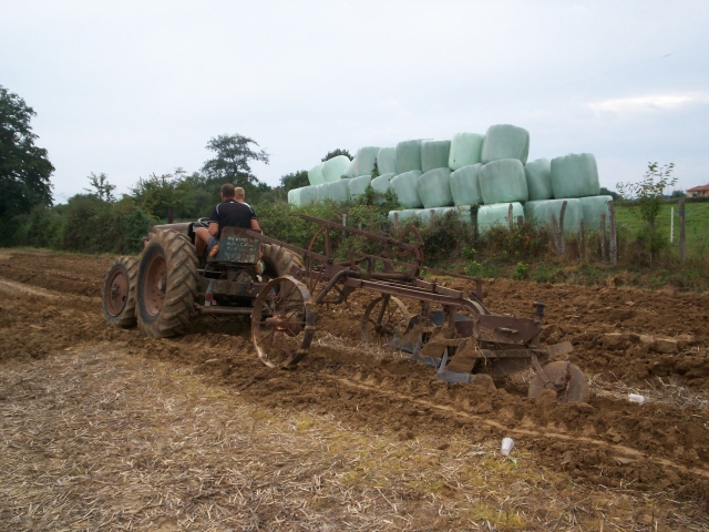 CURTAFOND (01) 4em Concours de labour tracteurs anciens le 11/09/2011 110917100101819118757517