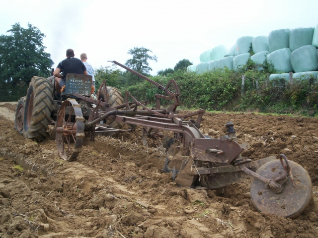 CURTAFOND (01) 4em Concours de labour tracteurs anciens le 11/09/2011 110917100202819118757519