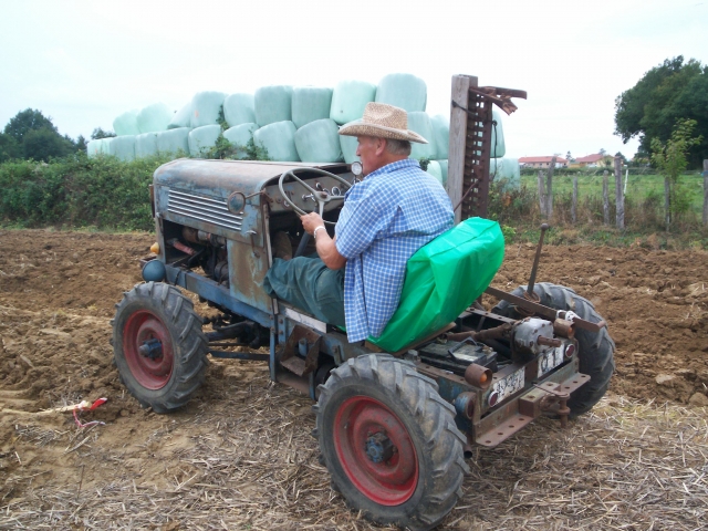 CURTAFOND (01) 4em Concours de labour tracteurs anciens le 11/09/2011 110917100253819118757522