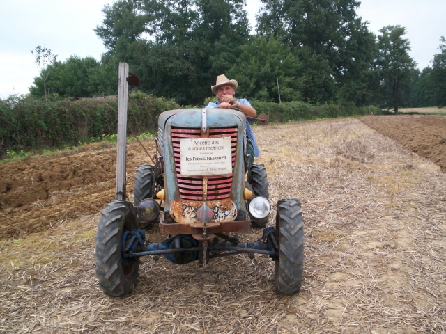 CURTAFOND (01) 4em Concours de labour tracteurs anciens le 11/09/2011 110917100335819118757614