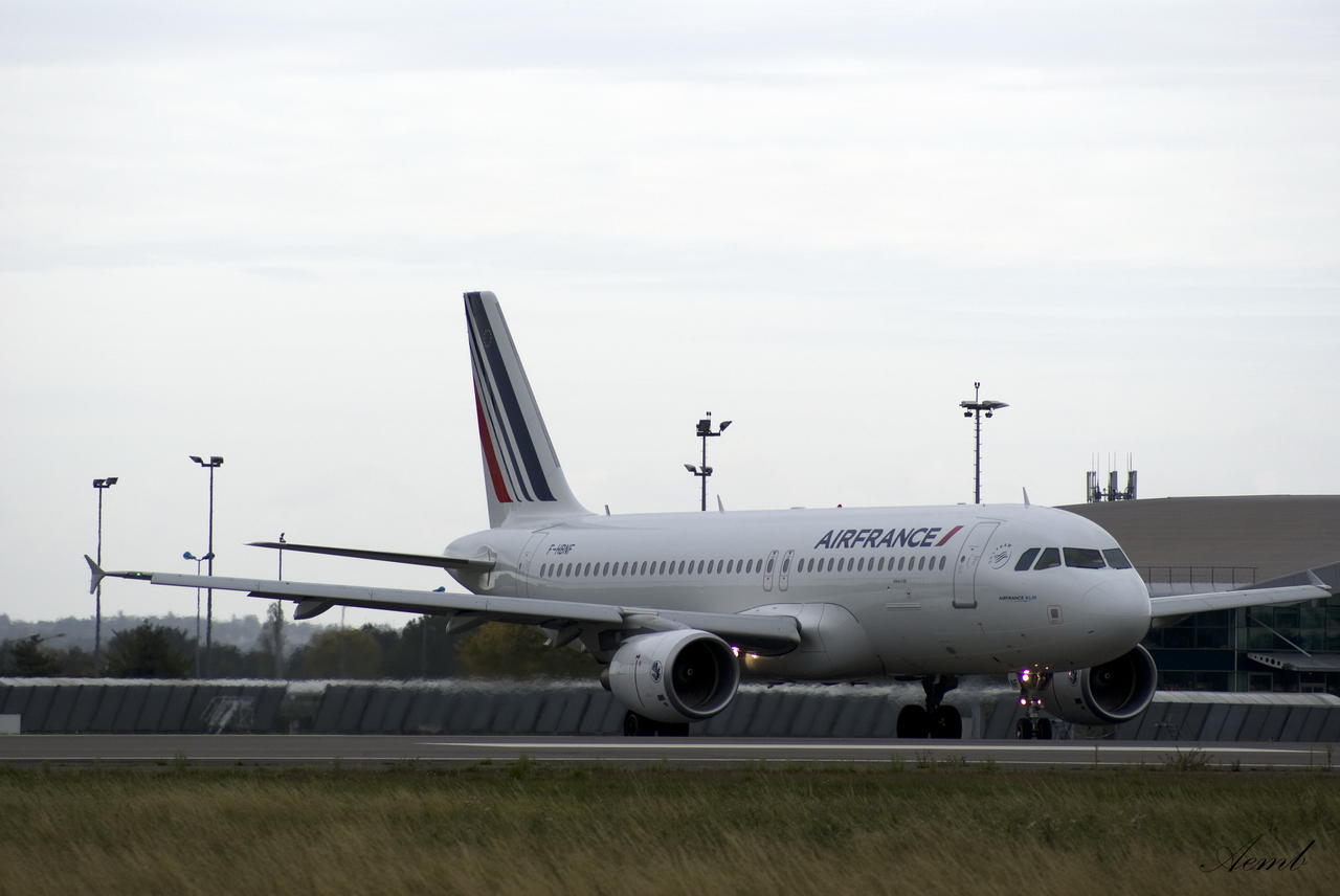 Airbus A320-214: Air France F-HBNF le 08.10.11 1110080448391345378867116