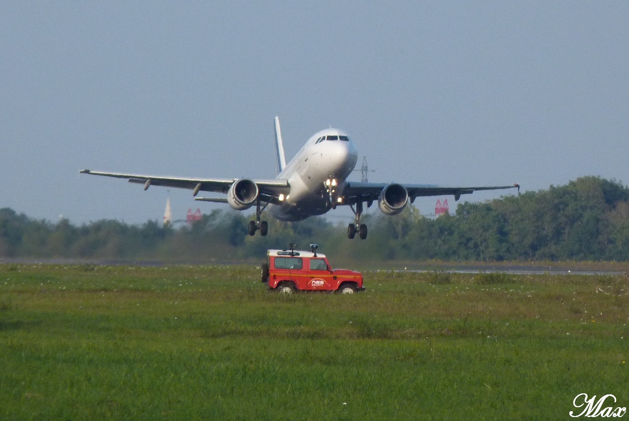 Spotting du 15/10/2011 : A320 BH Air, ATR72 Danube Wings, A320 Lufthansa, ERJ145 Air France n/cs ! ! 1110161013151373938912448