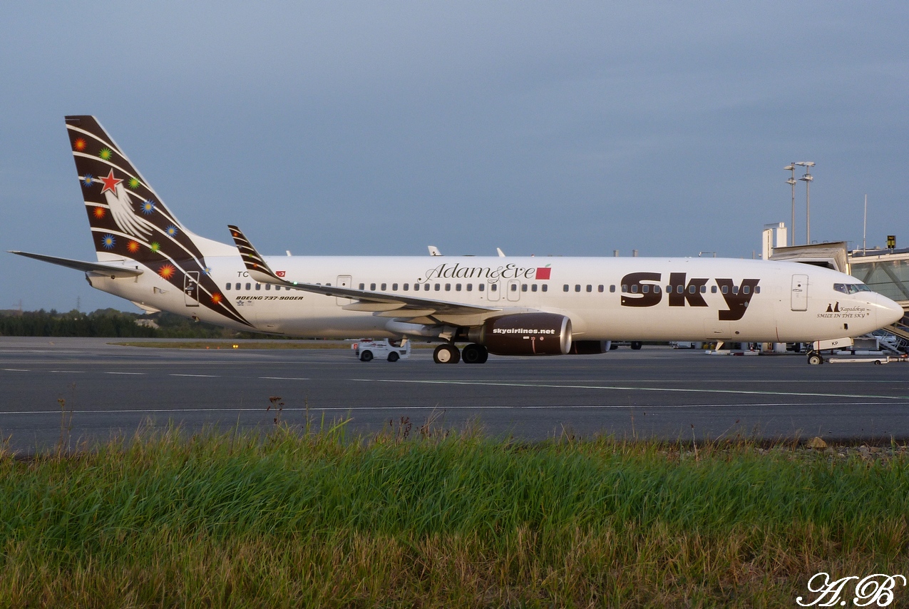 [24/10/2011] Boeing 737-900ER (TC-SKP) Sky Airlines 1110240804041373938952521