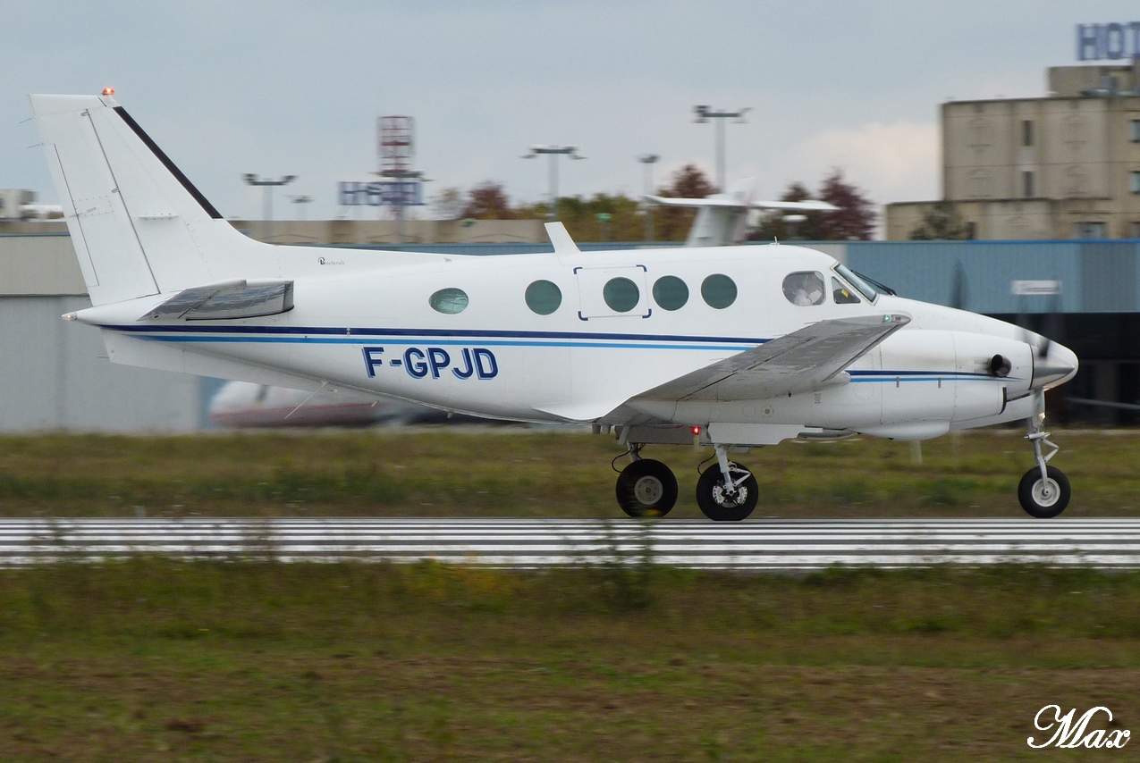 Spotting du 30/10/2011 : Flybe "G-JEDP", Easyjet Suisse A320, B734 Air Explore...etc 1110300755081373938979942