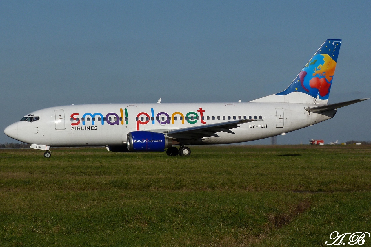 Spotting du 26.12.2011 : B737-300 (LY-FLH) Small Planet + Mirage 2000 1112261056531373939222795