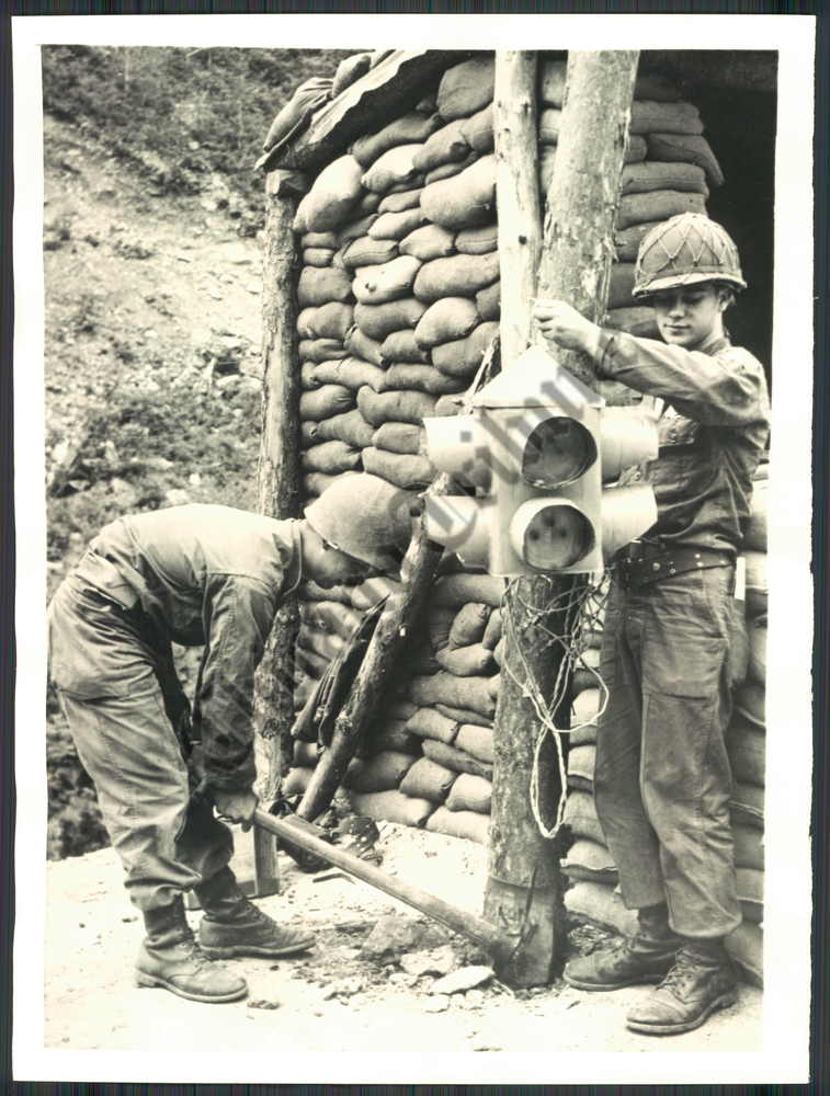 Les Images de la Guerre de Corée - Page 2 111231121529352309238115
