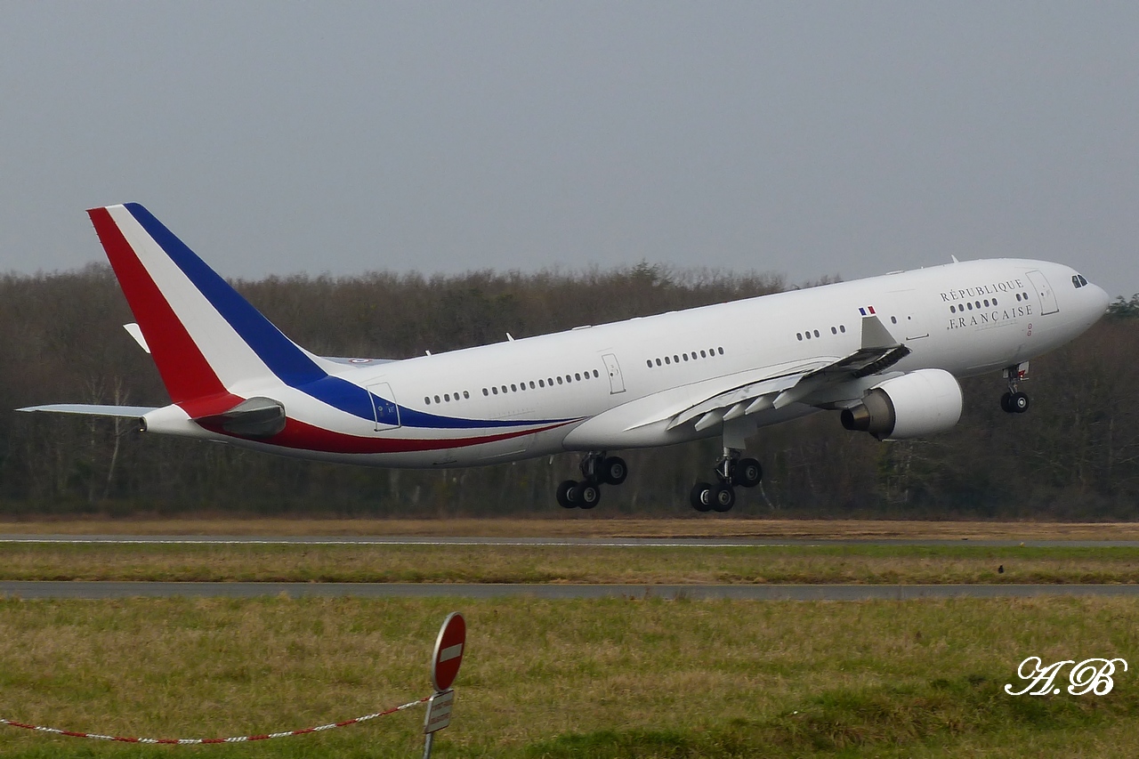 Spotting du 27/02/2012: Airbus A330-200 (F-RARF) "République Française"  1203281233301438369639190