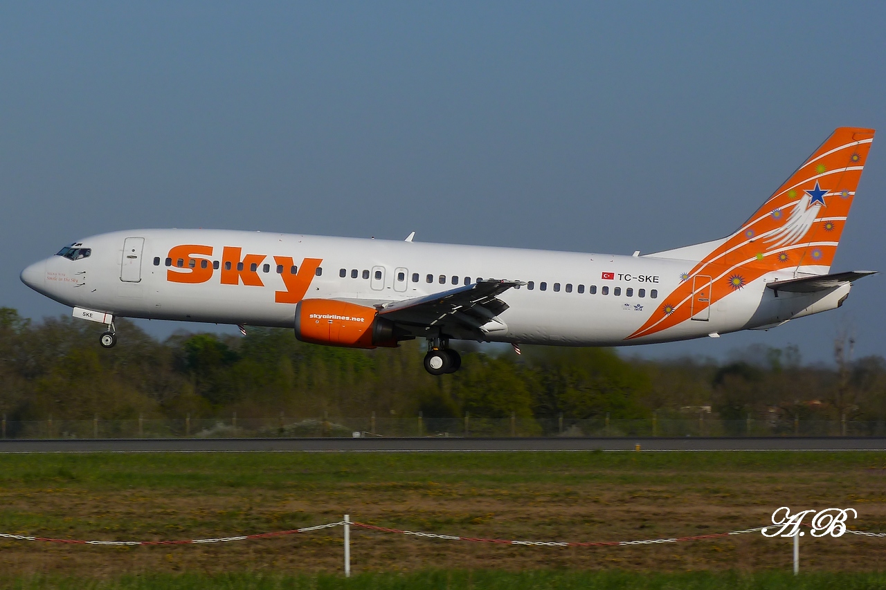 Spotting du 02/04/2012 : B738 Luxair (LX-LGT) & "Sky Power" day... (TC-SKN + TC-SKE) 1204030929121474949669880
