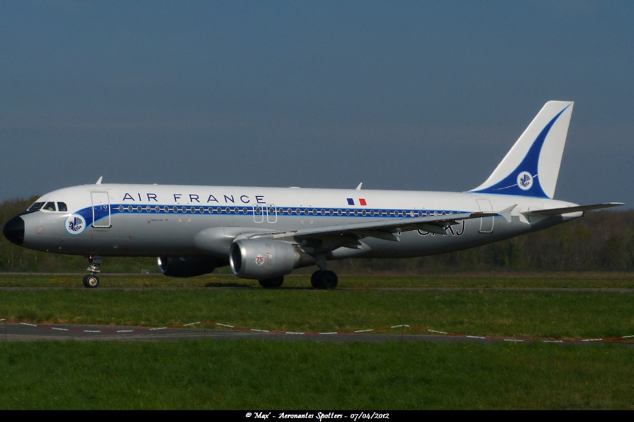Spotting du 07/04/2012 : A320 Air France Retrojet + CRJ9 IB "Galicia" + A320 Aegean "Acropolis" 1204090324581474949695454