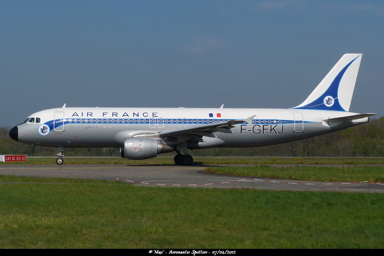 Spotting du 07/04/2012 : A320 Air France Retrojet + CRJ9 IB "Galicia" + A320 Aegean "Acropolis" 1204090324581474949695455