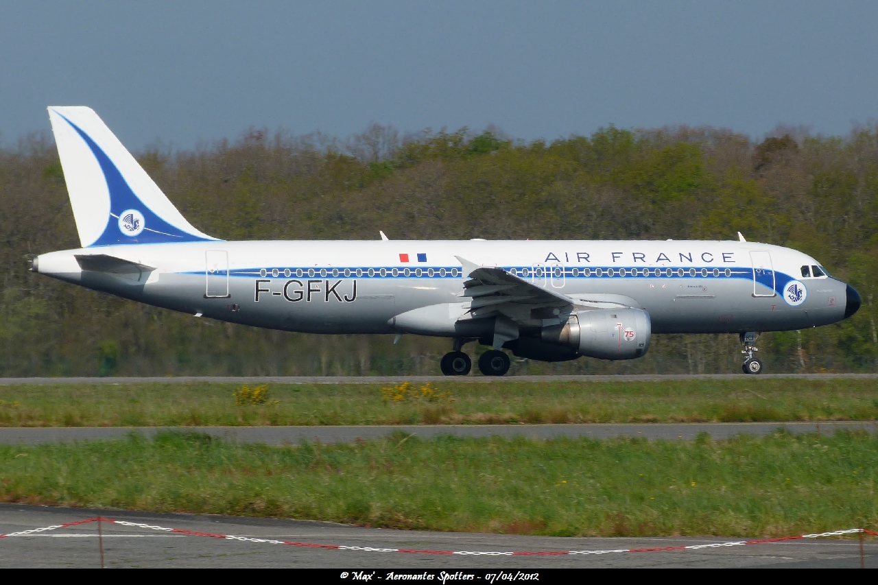 Spotting du 07/04/2012 : A320 Air France Retrojet + CRJ9 IB "Galicia" + A320 Aegean "Acropolis" 1204090324591474949695458