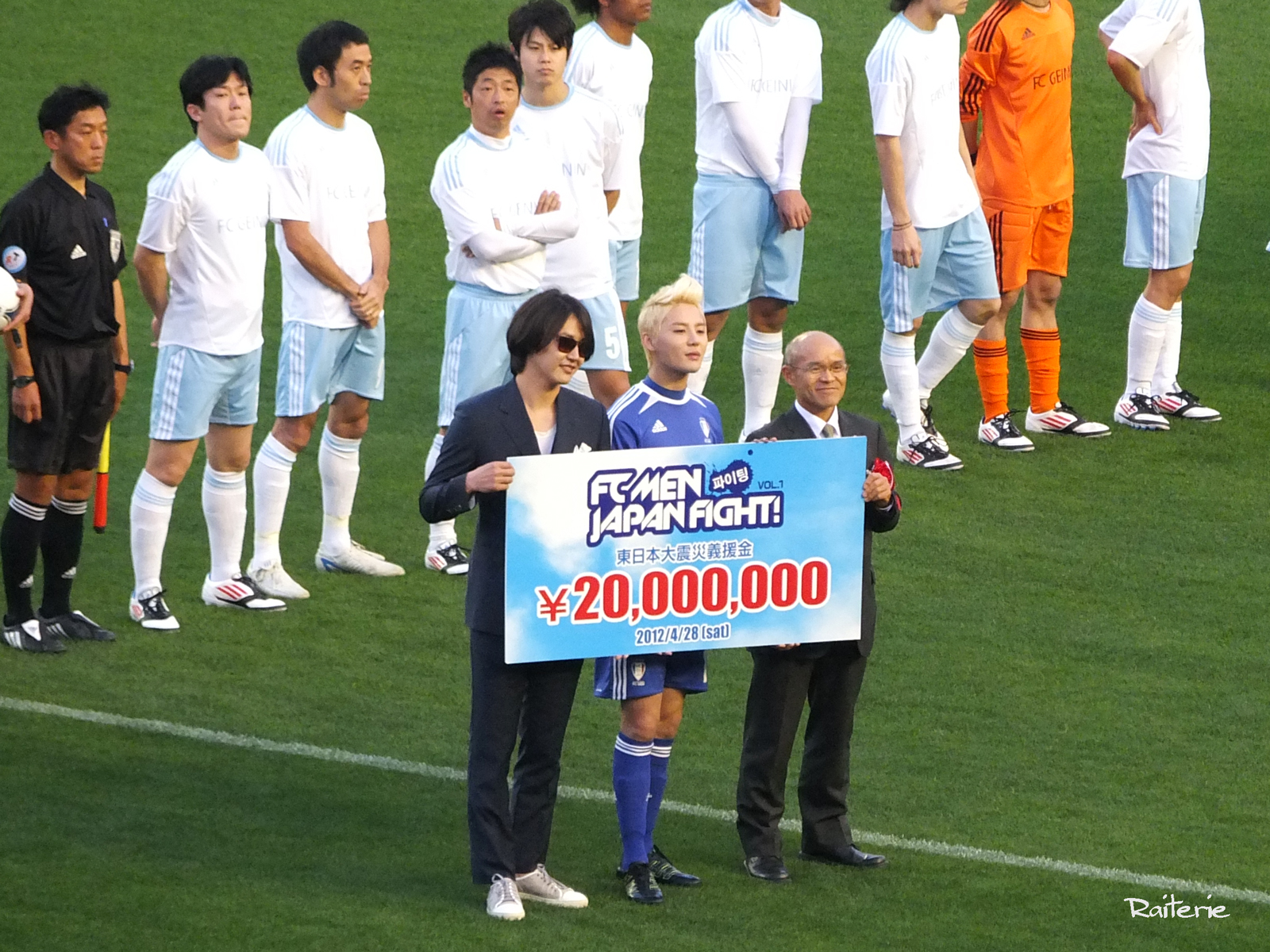 [VID&PIC] 120428 Junsu et le FC Men au match de football caritatif au Japon.   1204300213461488799785109