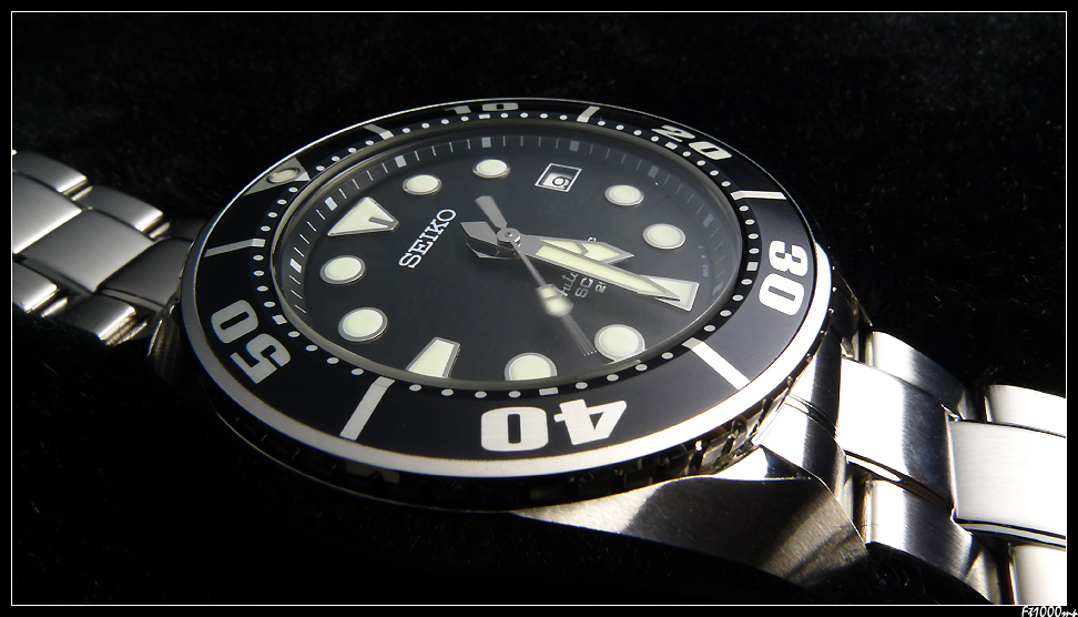 Attention les yeux: sujet dédié aux macros de vos montres..... Tome III - Page 5 1205101240541388899832310