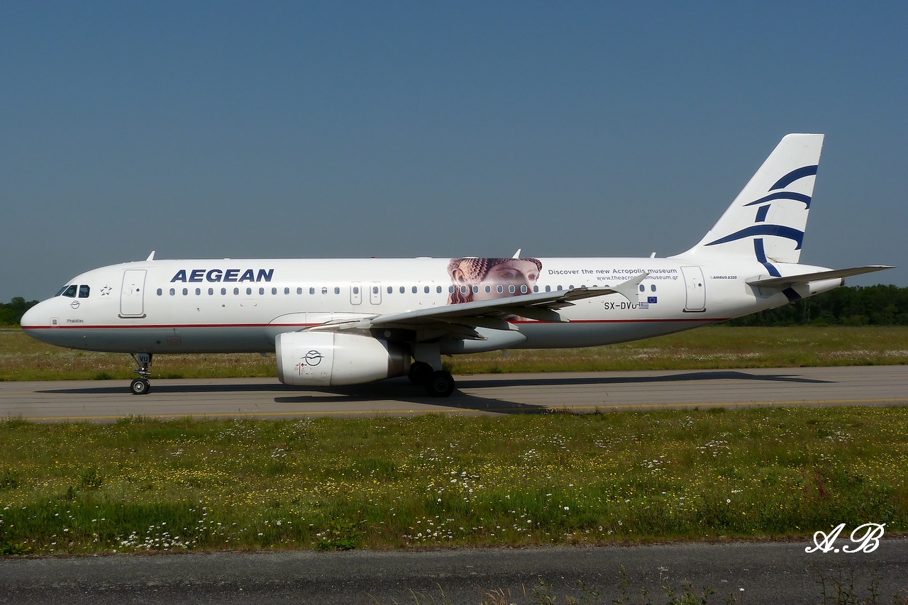 Spotting du 22/05/2012 : A320 Aegean "Accropolis", A320 Holidays Czech 1205280441151474949911763