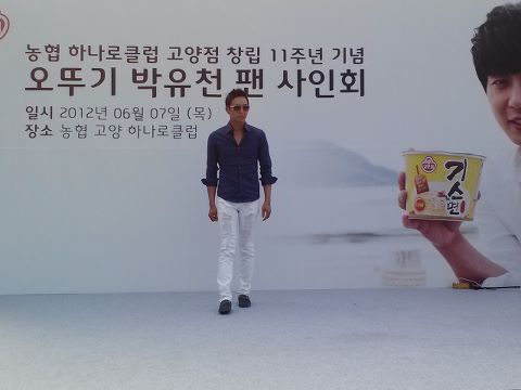 [PIC] 120607 Yoochun - Séance de Dédicaces pour la publicité "Ottogi Noodle" 1206080622481488799958616