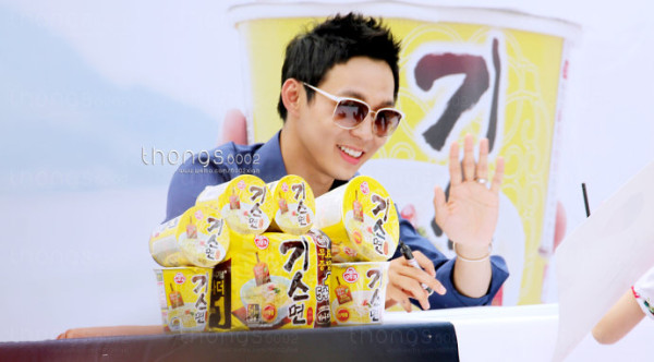 [PIC] 120607 Yoochun - Séance de Dédicaces pour la publicité "Ottogi Noodle" 1206080624541488799958630