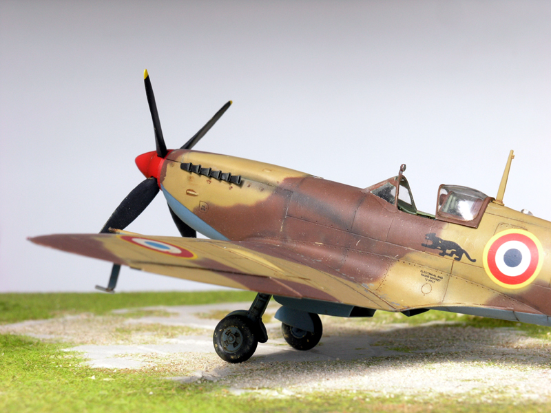 Spitfire Français Mk IX GC II/7 "Nice" - Corse 1943 - [ICM]  12090310362511241910280354