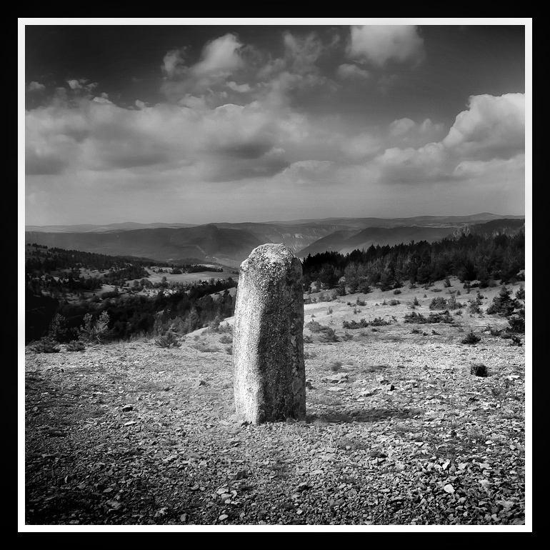 les menhirs du plateau des bondons dans les cevennes 12090610092515174610290698